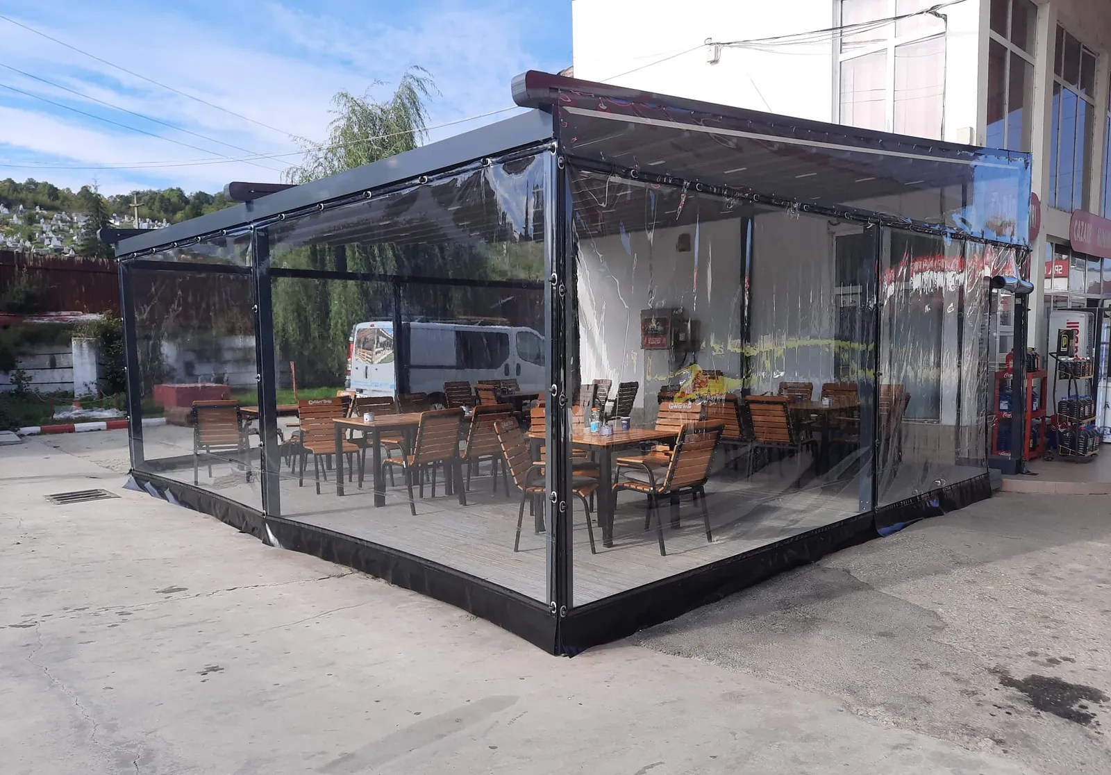 Terasă închisă cu folie cristal transparentă prinsă cu capse și bride