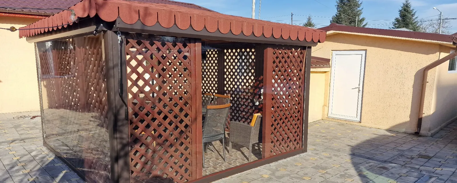 Terasă închisă cu folie cristal transparentă pe rulou casetat