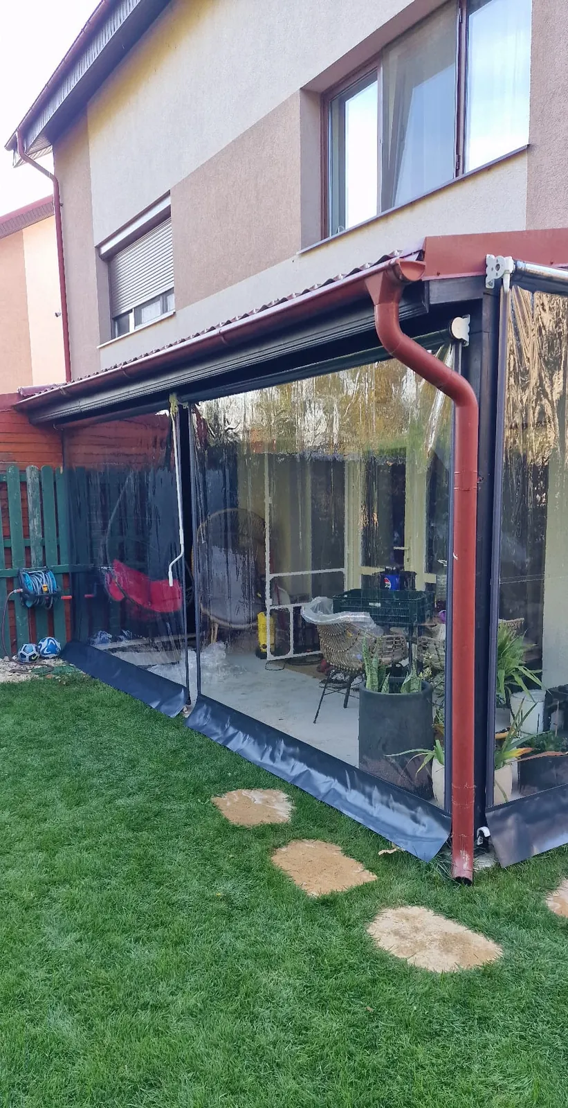 Spațiu închis cu folie cristal transparentă pe rulou necasetat
