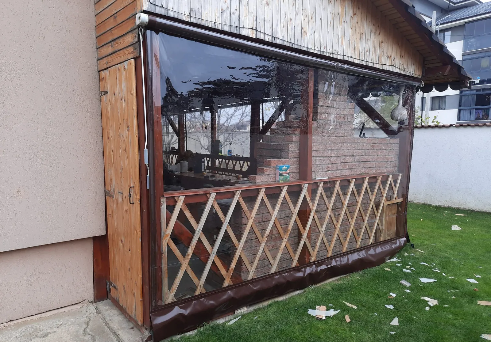 Spațiu închis cu folie cristal transparentă pe rulou necasetat