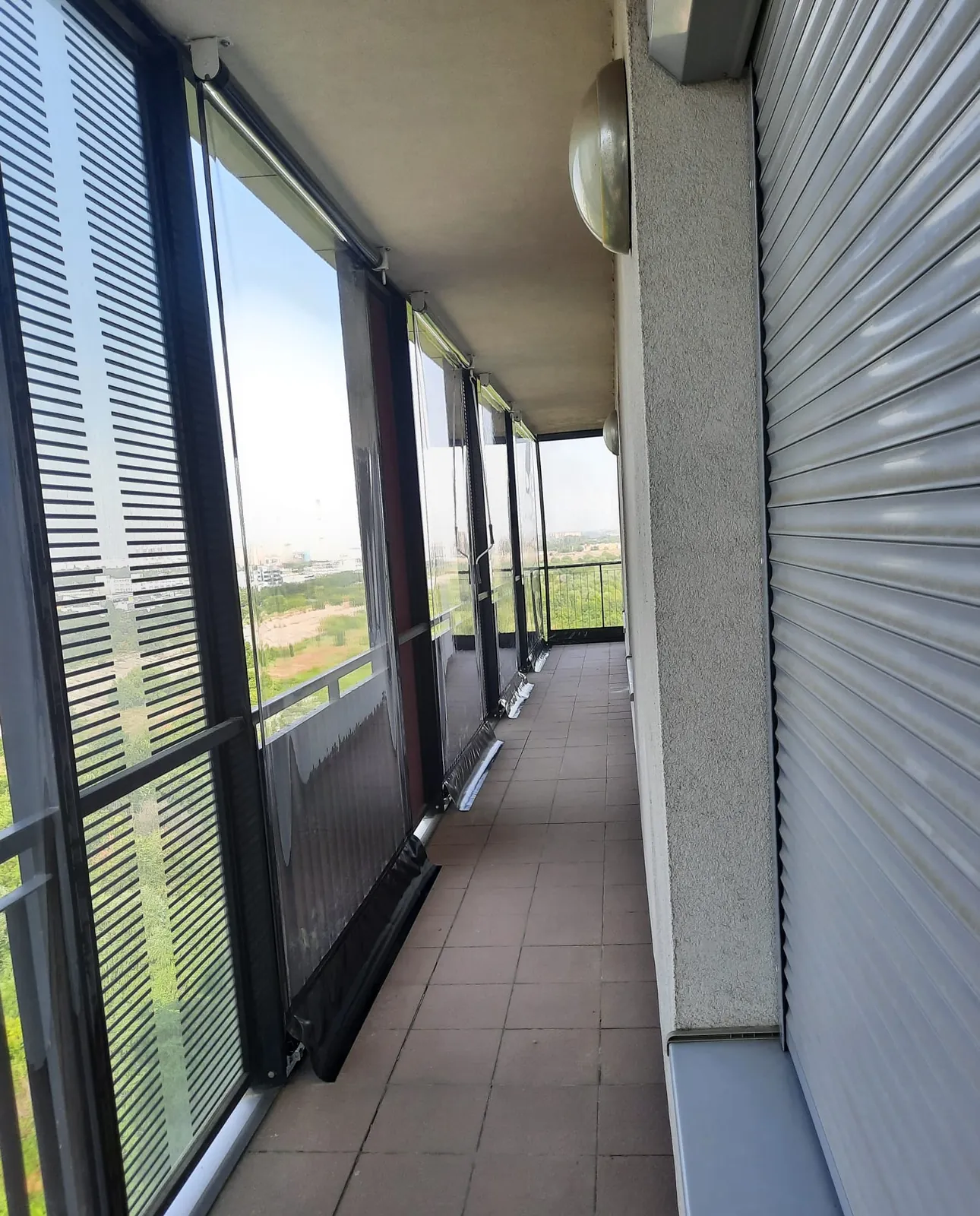 Spațiu închis cu folie cristal transparentă pe rulou necasetat
