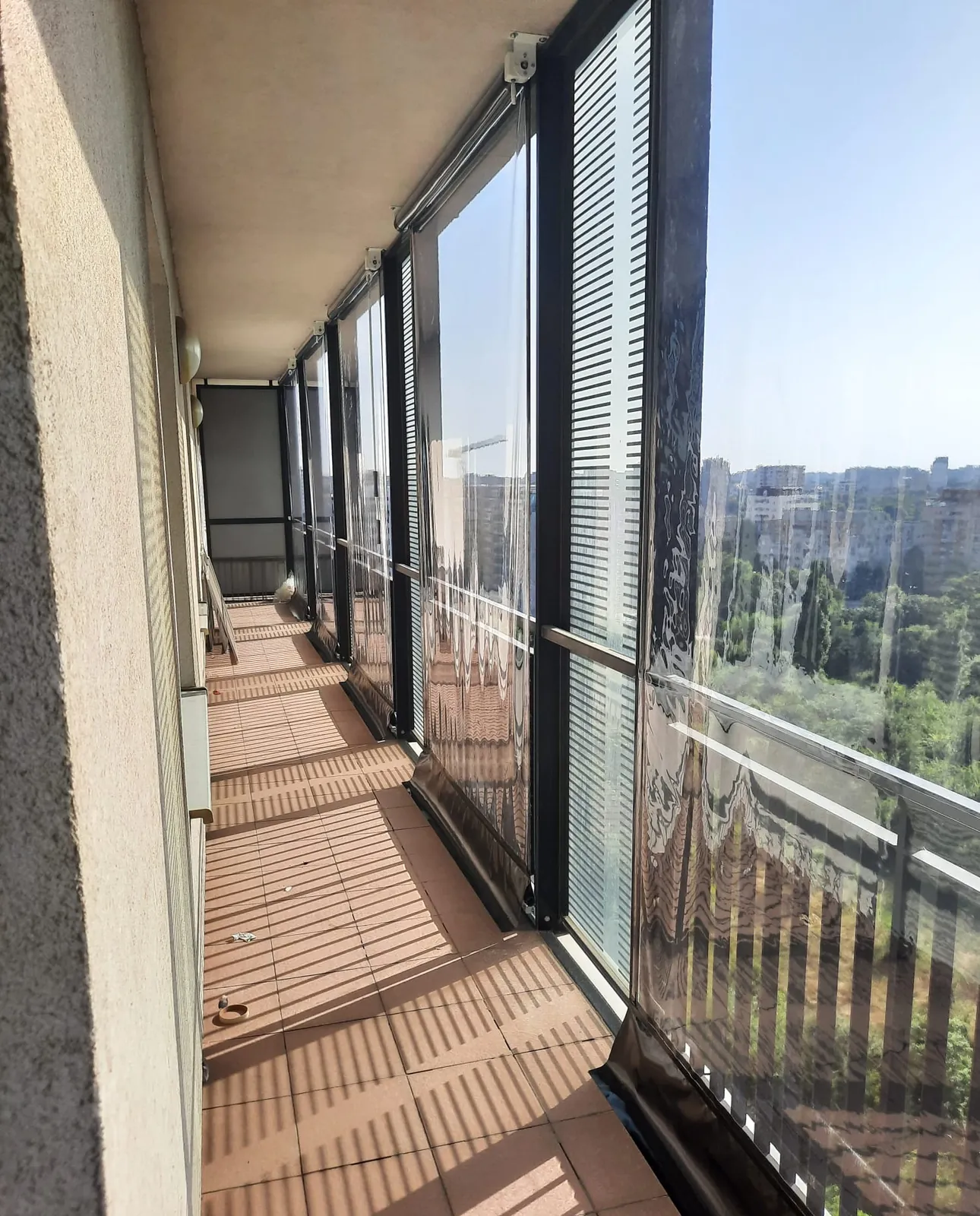 Spațiu închis cu folie cristal transparentă pe rulou necasetat
