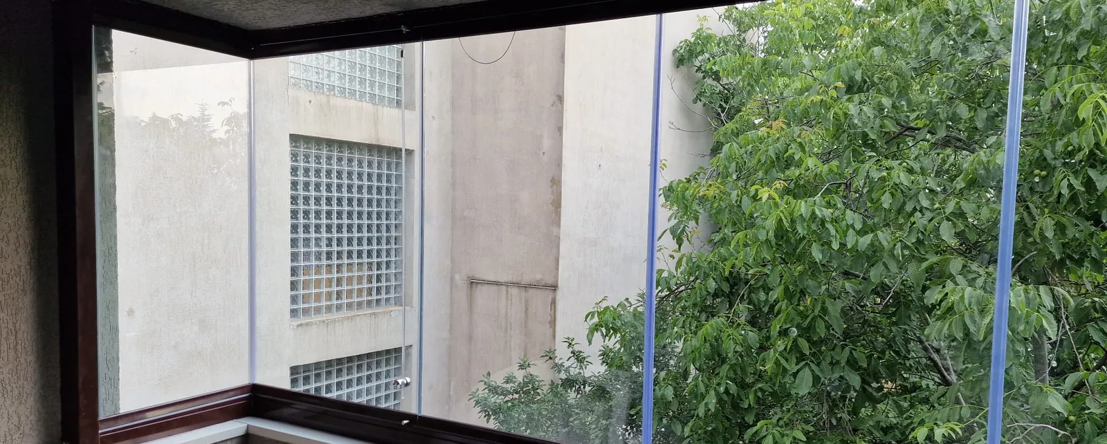 Balcon sau terasă închisă cu sticlă securizată pe sistem pivotant