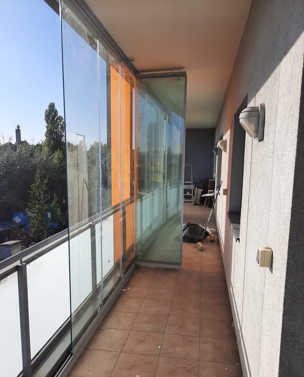 Balcon sau terasă închisă cu sticlă securizată pe sistem pivotant
