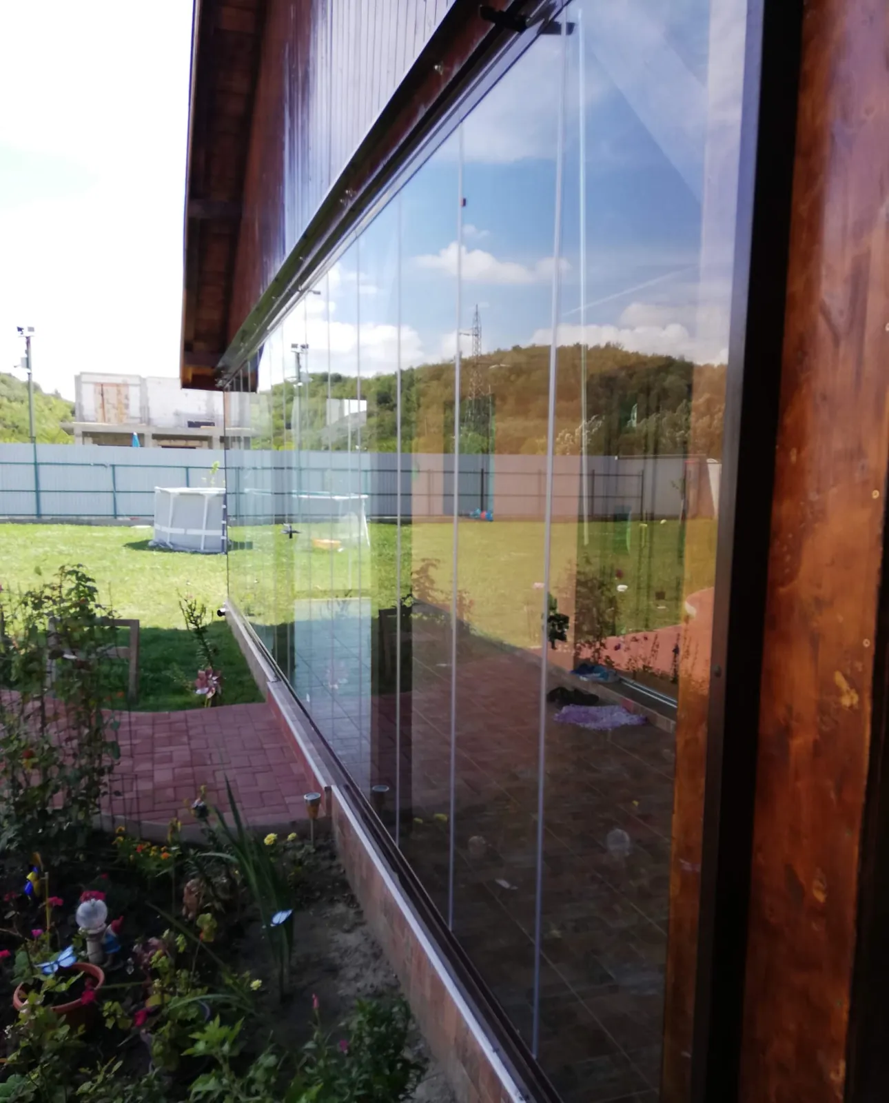Balcon sau terasă închisă cu sticlă securizată pe sistem pivotant