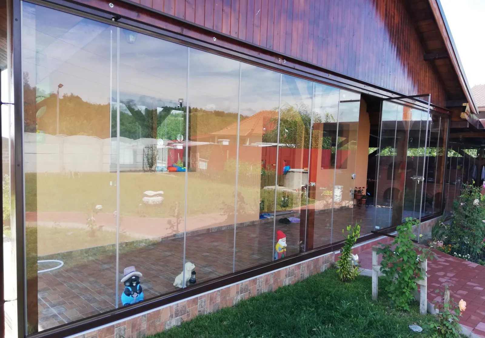 Balcon sau terasă închisă cu sticlă securizată pe sistem pivotant