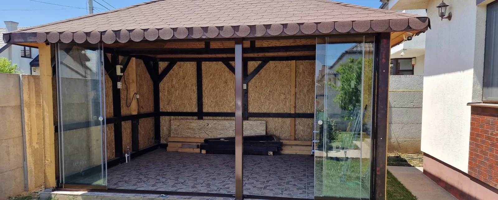 Terasă închisă cu panouri de sticlă securizată pe sistem pliabil