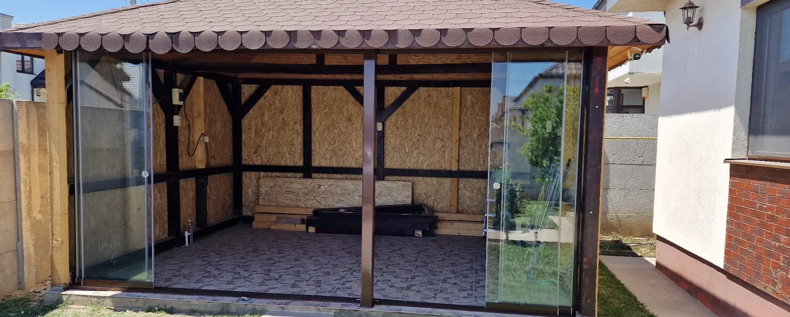 Terasă închisă cu panouri de sticlă securizată pe sistem pliabil