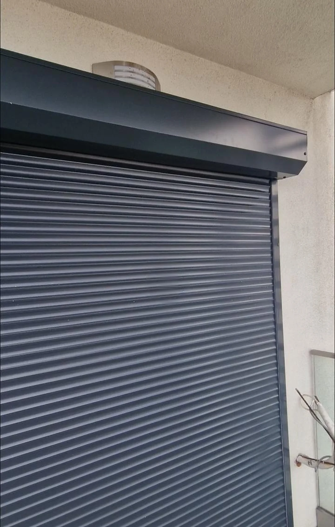 Rulou exterior din aluminiu gri antracit, coborât, cu caseta deasupra