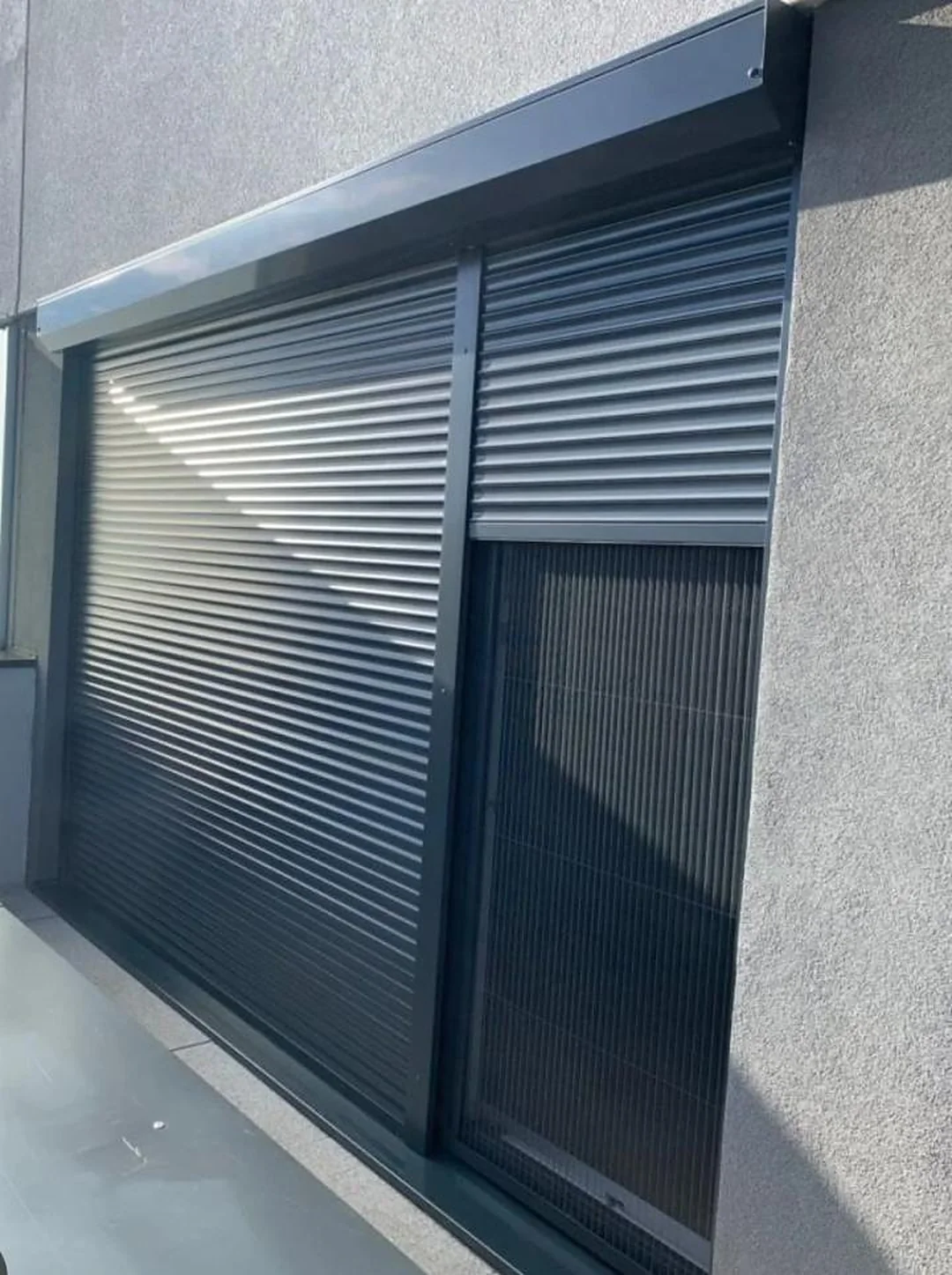 Două rulouri exterioare din aluminiu gri antracit pe o fațadă